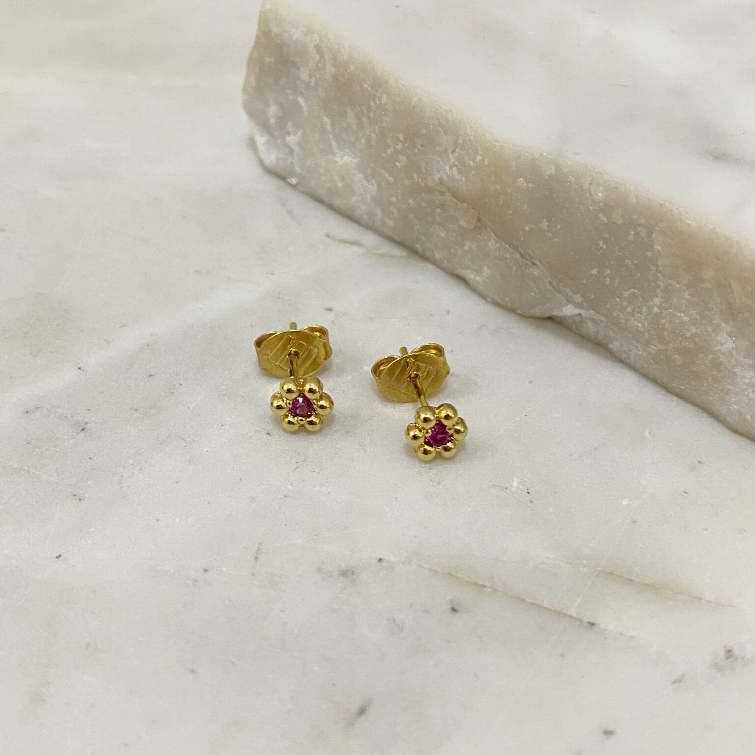 Aro infantil florcita con zirconia