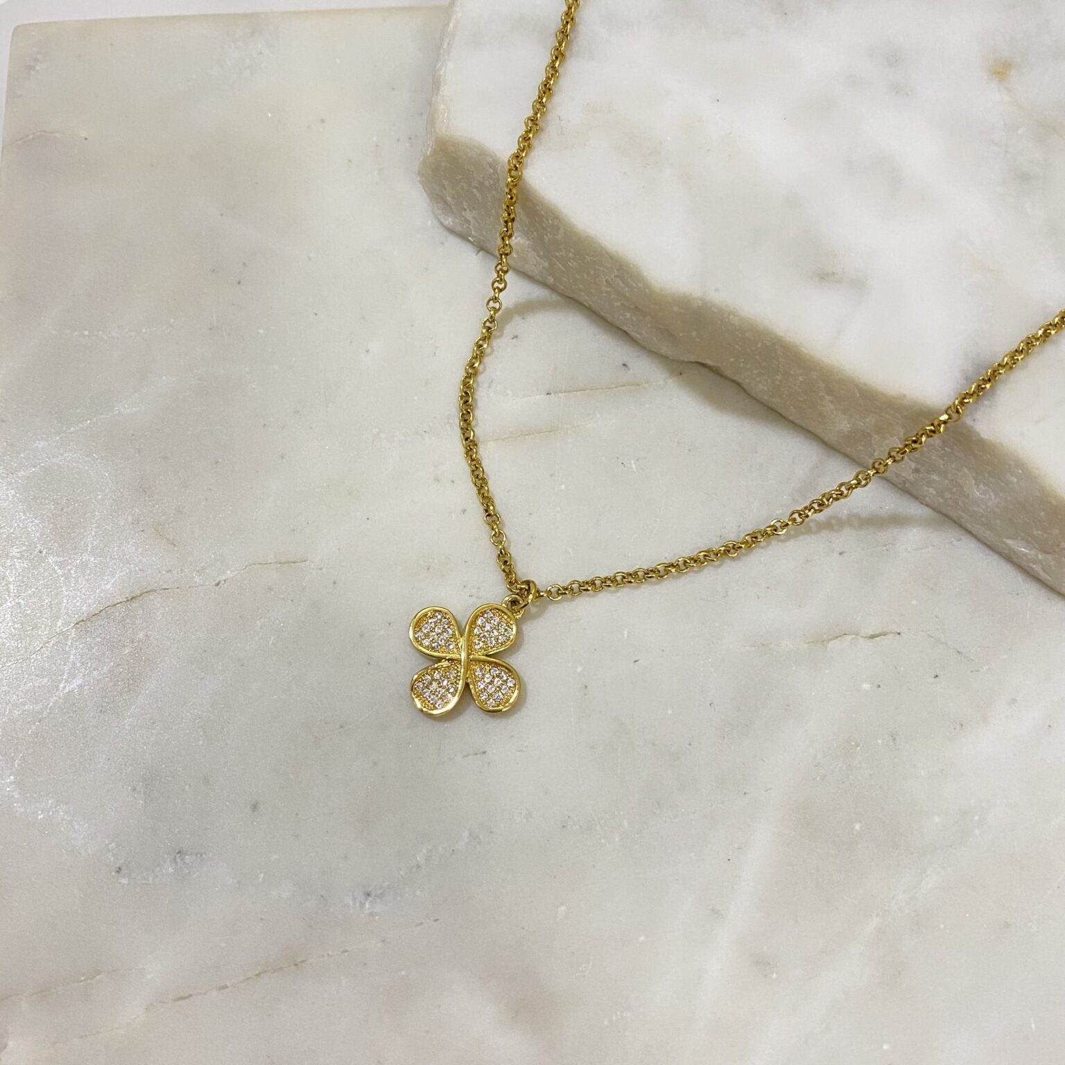 Collar mini elo pt con dije de trébol tachonado dd