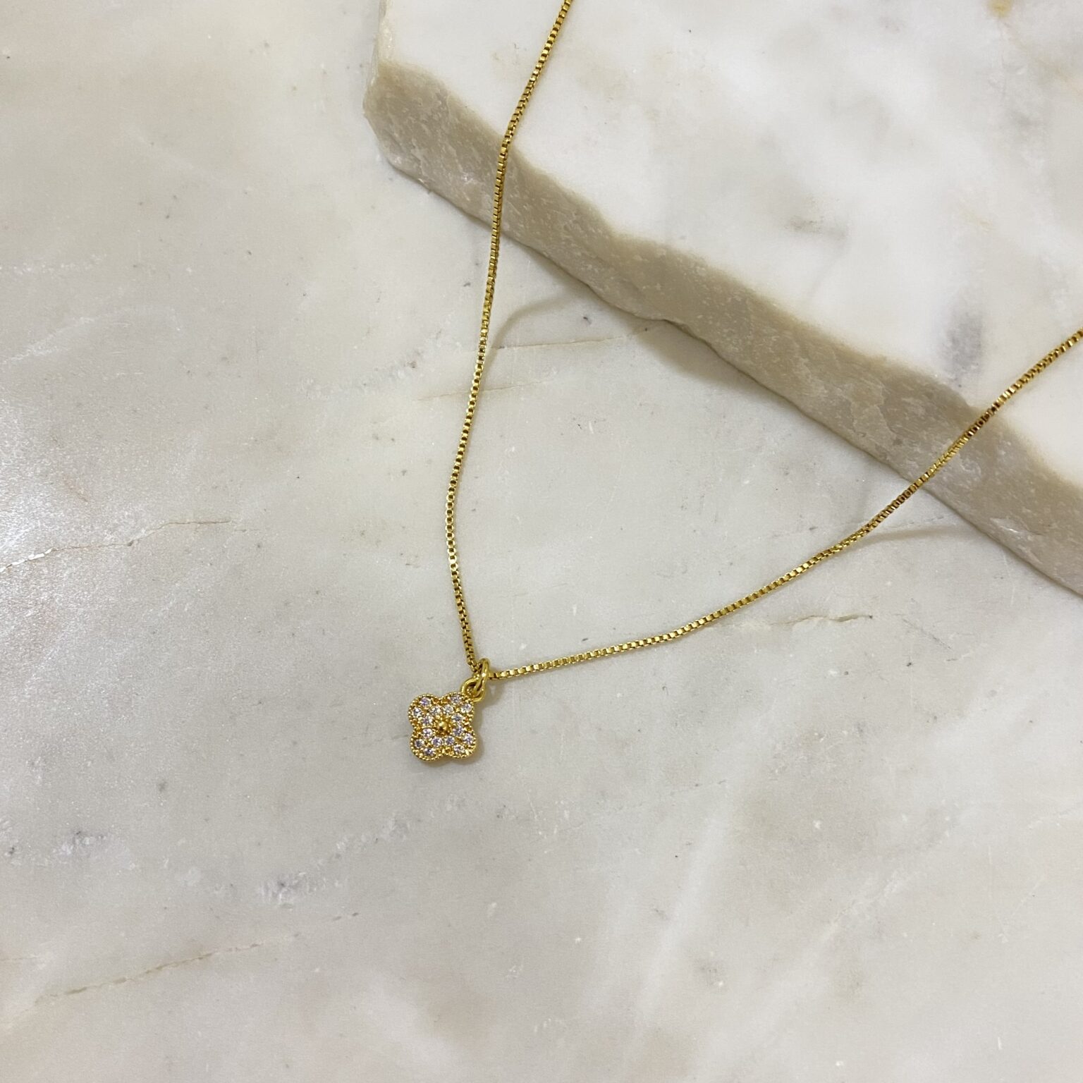 Collar veneziana con mini flor vanclif tachonada dd