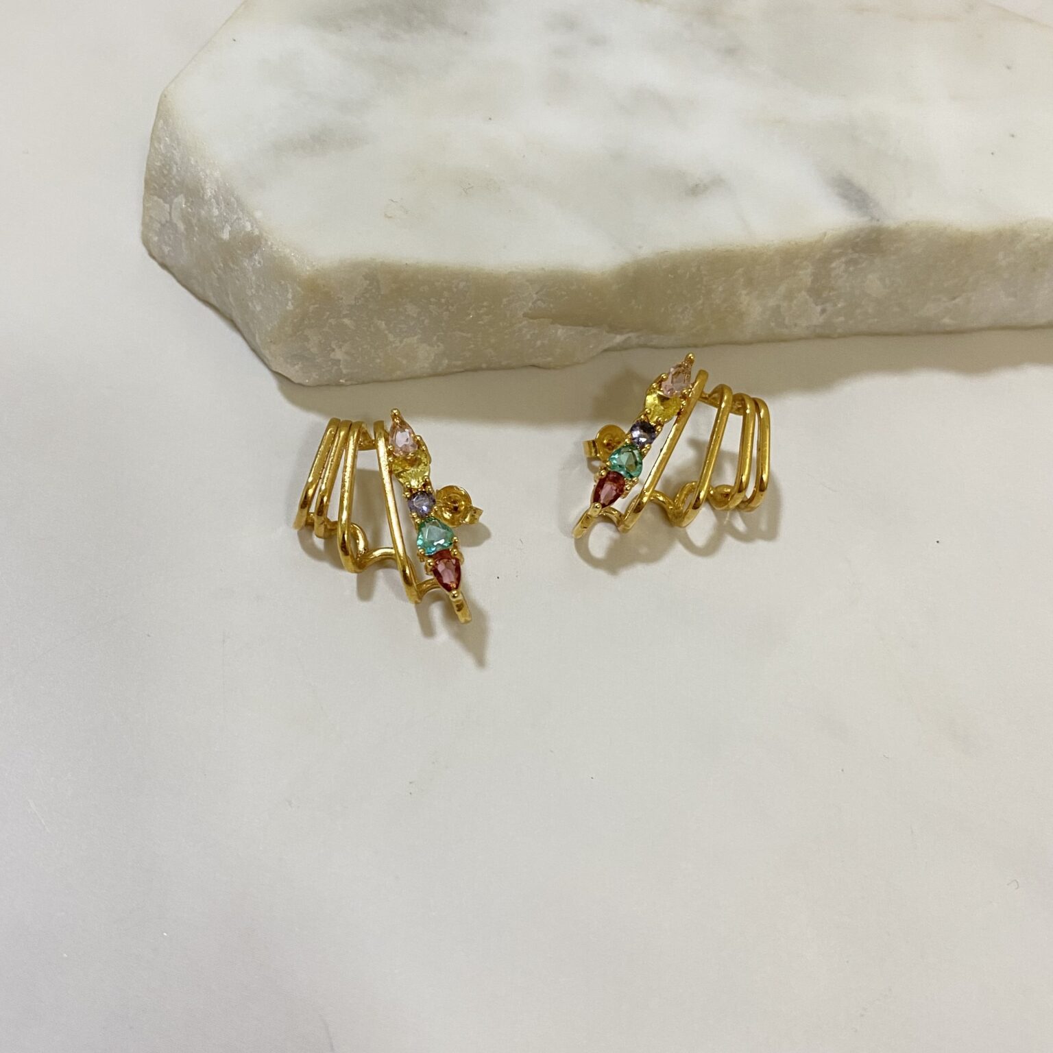 Aro earhook colorido delicado