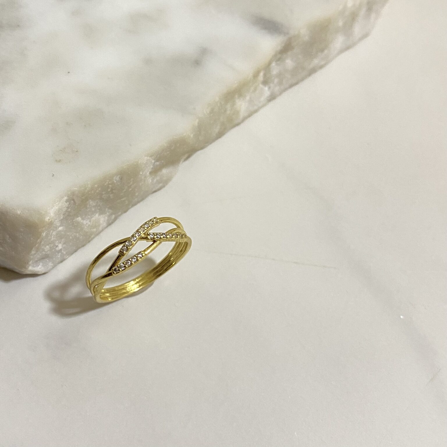 Anillo tres hilos finos tachonados