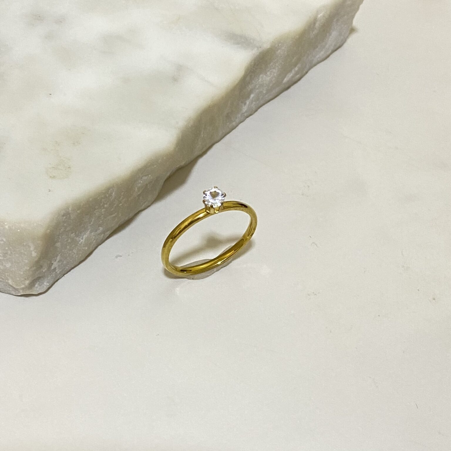 Anillo solitario en acero colores varios/cristal