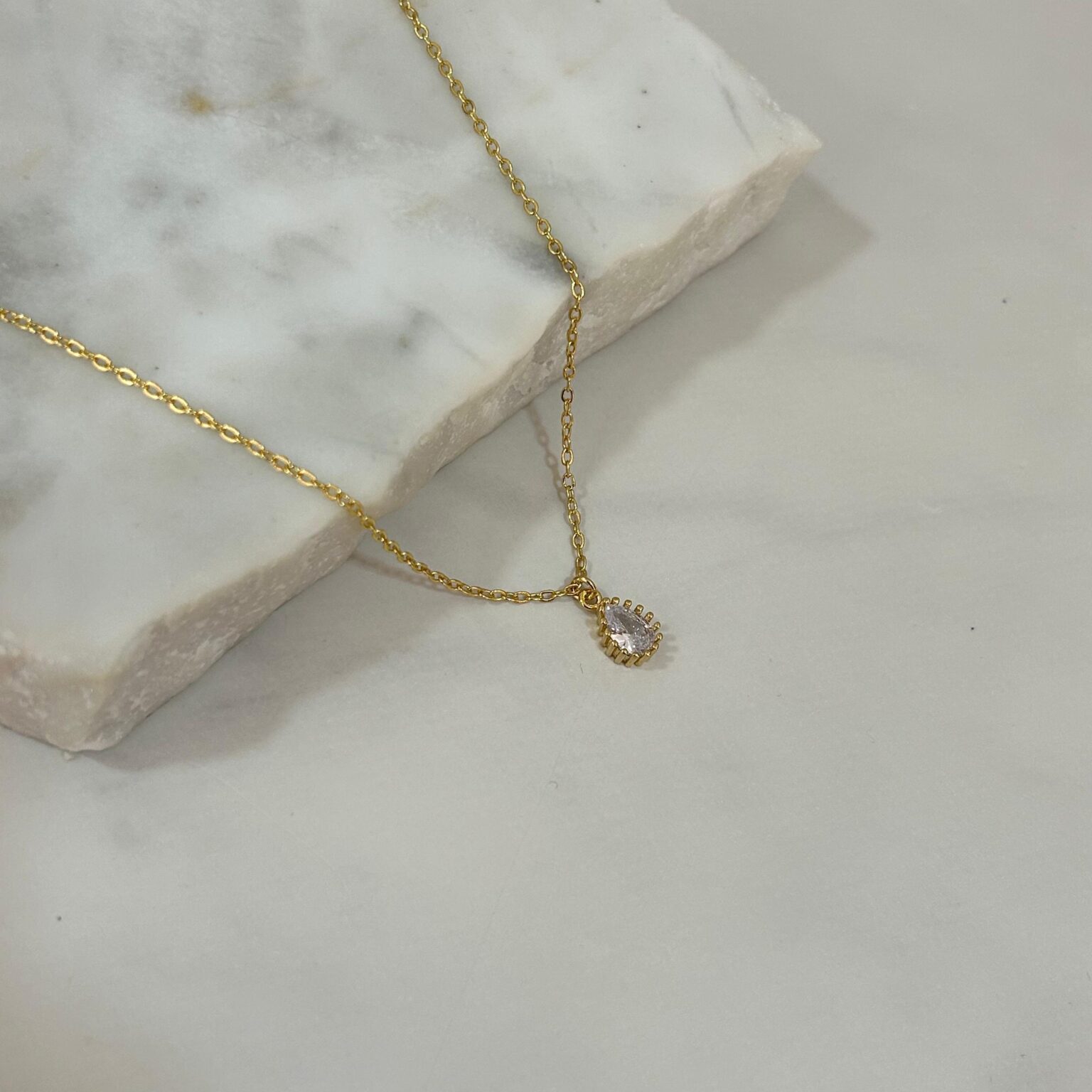 Colla fino elos candado con dije gota de luz