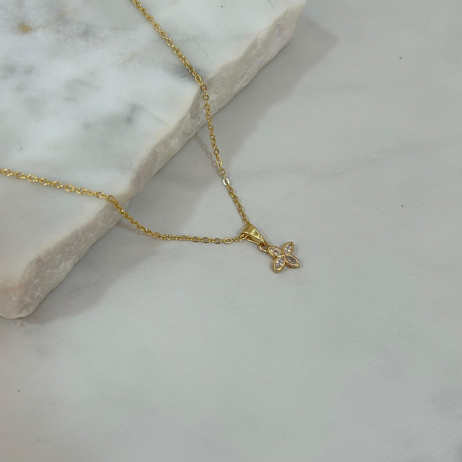 Collar elos candado fino dije flor 4 petalas