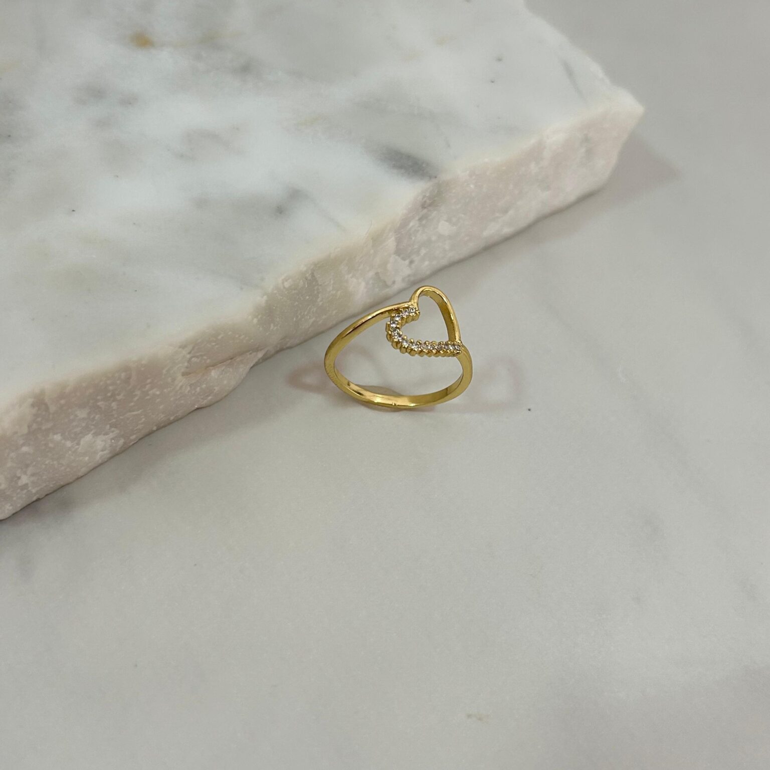 Anillo corazon un lado tachonado