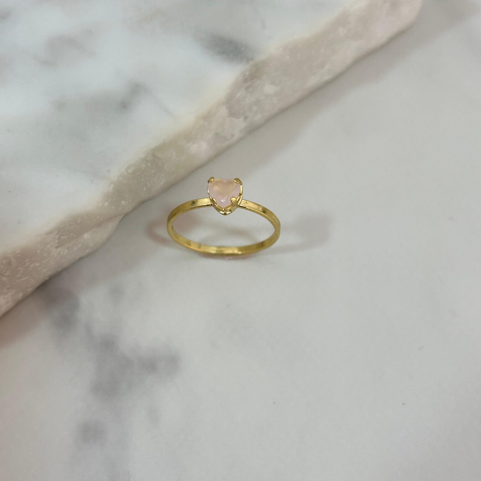 Anillo solitario corazoncito colores varios/rosa claro