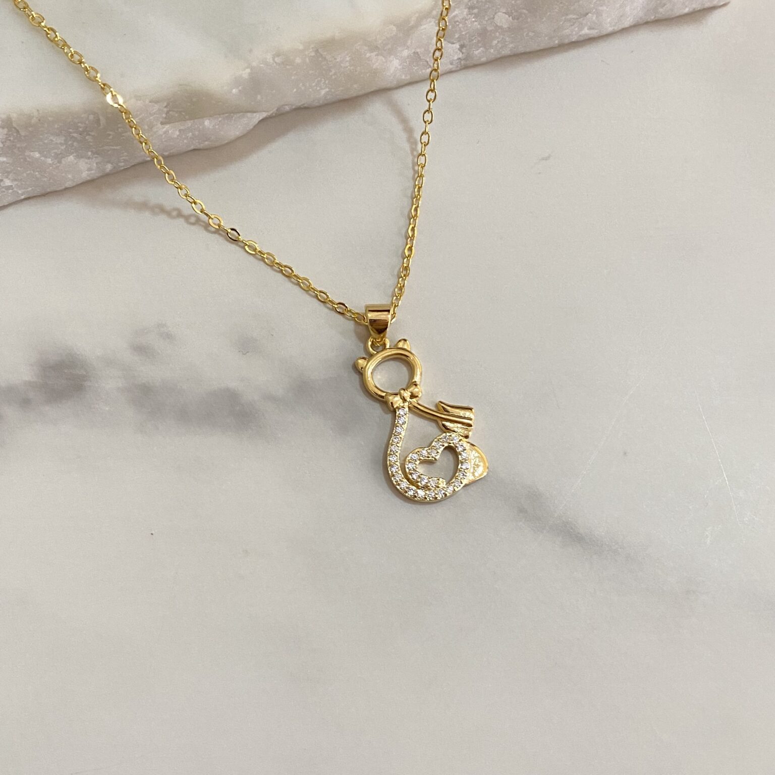 Collar con gatito tachonado