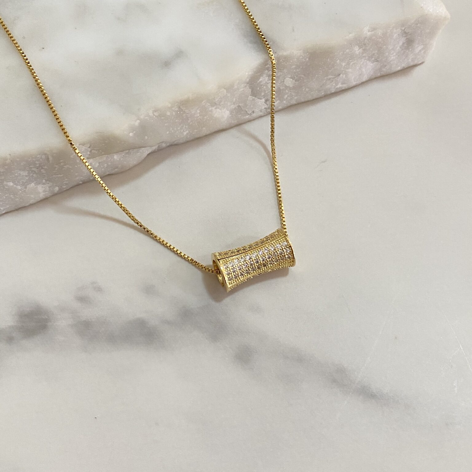 Collar con dije cilíndrico tachonado