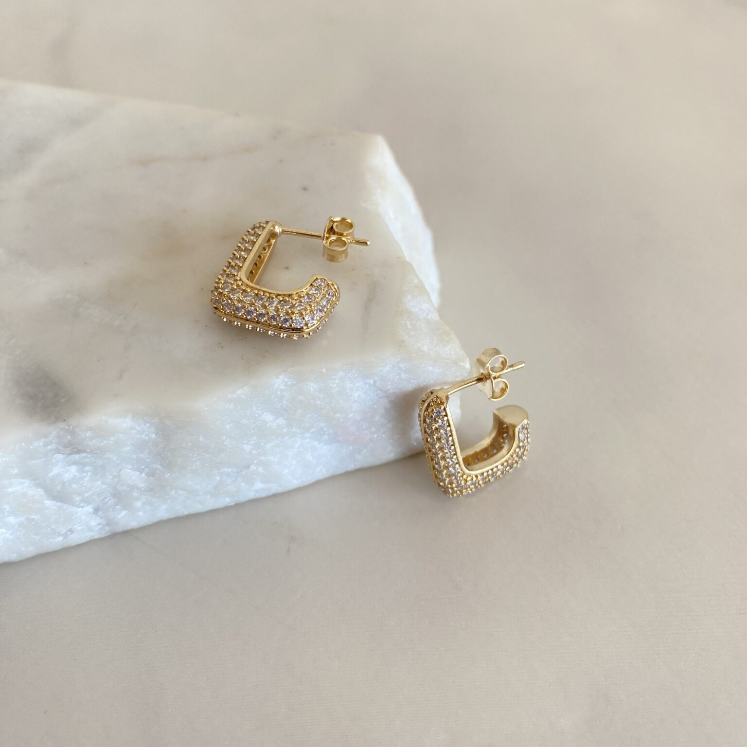 Argolla cuadrada de tapita tachonada 7683