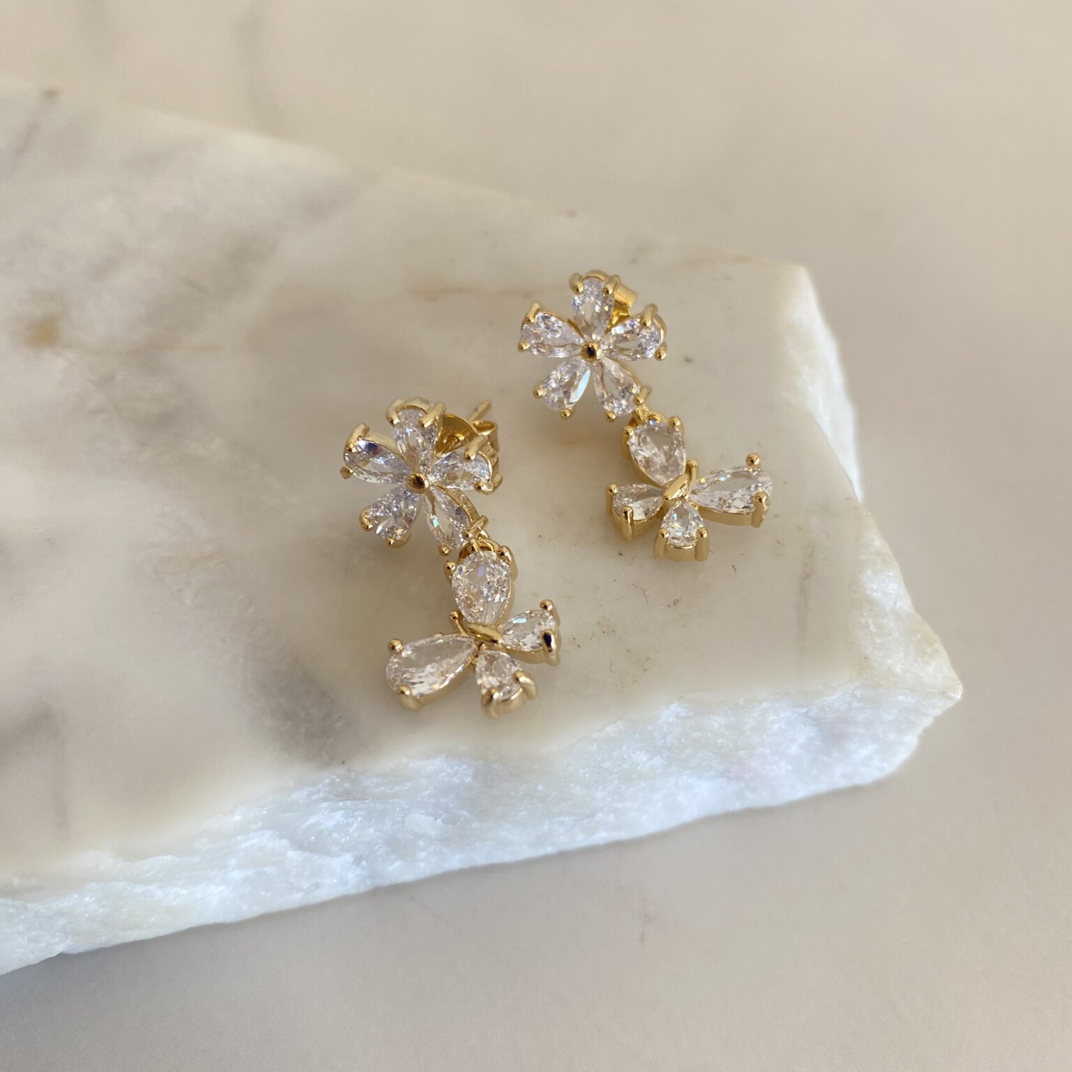 Aro flor con mariposa colgante 7681