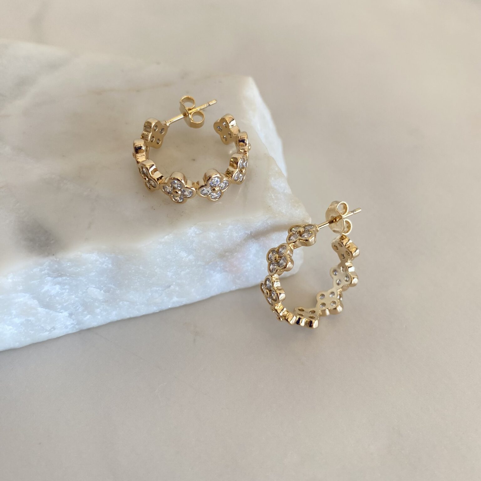 Argolla 8 florcitas de zirconia 7679