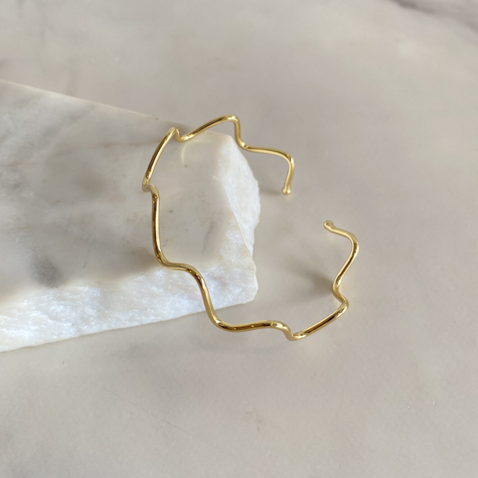 Bracelete abierto ondulado 7597