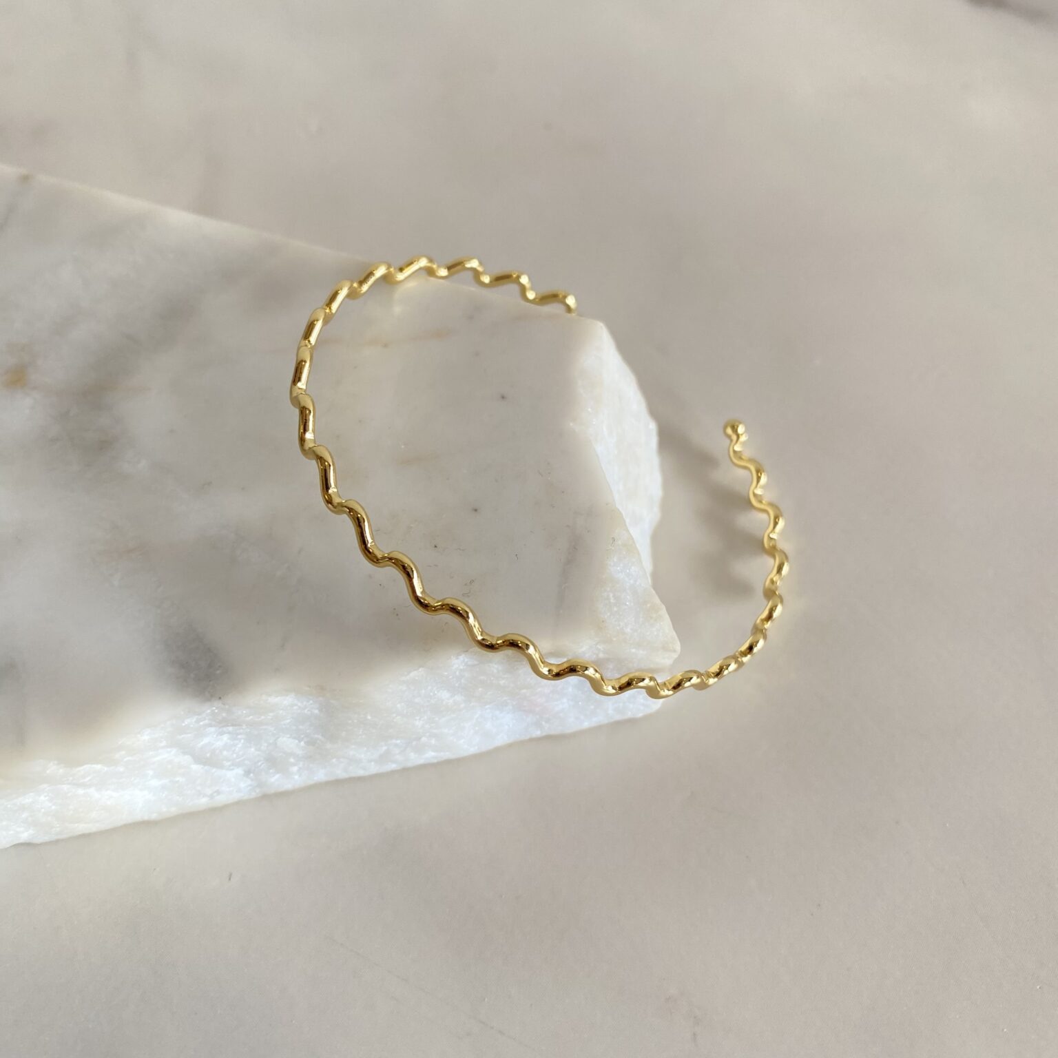 Bracelete fino zigzag abierto 7596